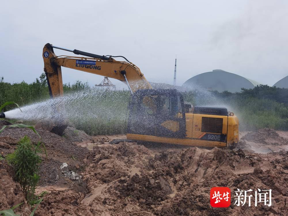 天天中彩票app下載手機(jī)-挖掘機(jī)師傅清理河道挖到揚(yáng)子鱷 當(dāng)場(chǎng)傻眼反復(fù)確認(rèn)